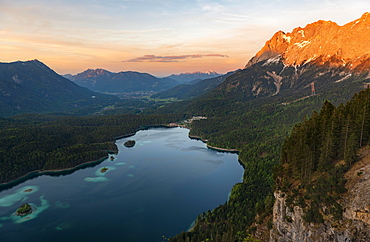 View over the Eibsee lake at sunset, Zugspitze massif, alpenglow, in the back Bischof and Krottenkopf, Wetterstein mountains, near Grainau, Upper Bavaria, Bavaria, Germany, Europe