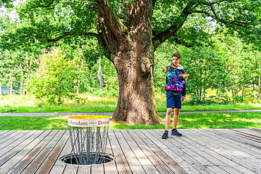 Boy throws a disc at disc golf, also Disc Golf, Volkspark Potsdam, Potsdam, Brandenburg, Germany, Europe