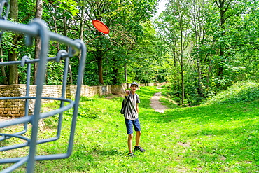 Boy throws a disc at disc golf, also Disc Golf, Volkspark Potsdam, Potsdam, Brandenburg, Germany, Europe