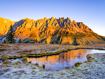 Mandlwaende at sunrise, frozen mountain lake in front, Mandlwand, Hochkoenig, Berchtesgaden Alps, Muehlbach am Hochkoenig, Pongau, Salzburg, Austria, Europe