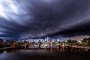 Skyline of Frankfurt, view over the Alte bruecke and the river Main, a thunderstorm moves over the city, tramatic gusty winds, Frankfurt am Main, Hesse, Germany, Europe