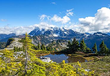 Hikers at the lake, Small mountain lake on Tabletop Mountain, Mt. Shuksan with snow and glacier, Mt. Baker-Snoqualmie National Forest, Washington, USA, North America