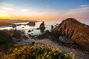 View of sea and sandy beach Harris Beach with rocks at sunrise, Harris Beach State Park, Brookings, Oregon, USA, North America