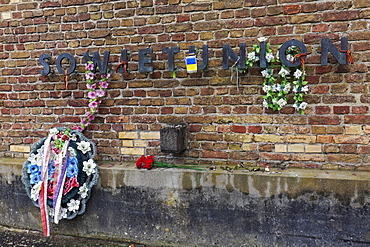 Wall with mourning wreath for the Russian concentration camp victims, Soviet Union inscription, Wall of Nations, Ravensbrueck Memorial, former concentration camp for woman, Fuerstenberg Havel, Brandenburg, Germany, Europe