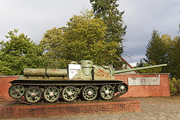 Old Russian tank, Soviet tank, monument on the road to the former Ravensbrueck woman's concentration camp, commemorating the liberation by the Red Army in 1945, Fuerstenberg Havel, Brandenburg, Germany, Europe