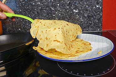 Swabian cuisine, pancake, frying Flaedle in the pan, spatula, preparing spinach cake spoon style, Swabian speciality, man's hand, Germany, Europe