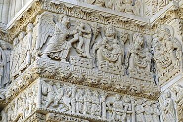 Frieze, Romanesque facade of the former Benedictine abbey church Eglise Saint-Trophime, Arles, department Bouches-du-Rhone, region Provence Alpes Cote d'Azur, France, Mediterranean Sea, Europe