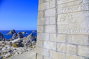 View from the Monument Aux Bretons at Pointe de Pen Hir on the rocks Les Tas de Pois, Camaret-sur-Mer, Crozon Peninsula, Finistere Penn Ar Bed, Brittany Breizh, France, Europe