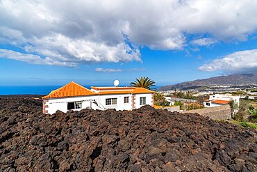 House in the lava flow, Tajogaite volcano from the 2021 eruption, El Pedregal, La Palma Island, Canary Islands, Spain, Europe