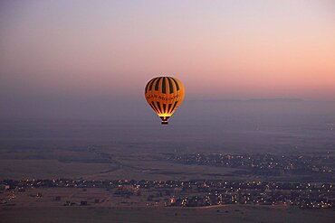 Balloon ride, hot air balloon ride near the Valley of the Kings near Luxor and Thebes, Upper Egypt, Egypt, Africa