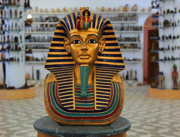 Death mask of Tutankhamun replica in an alabaster factory in Luxor, West Luxor, Egypt, Africa