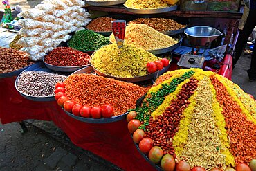 Rajasthan, city of Jaipur, market town with roasted pulses, noodles and nuts, small nibbles, North India, India, Asia