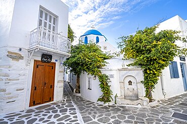 Small alley in Parikia with white houses, Mavrogeni fountain and Greek Orthodox Church with blue roof, Parikia, Paros, Cyclades, Aegean Sea, Greece, Europe