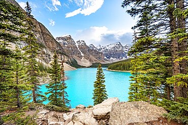 Mountain range behind turquoise glacial lake, Moraine Lake, Valley of the Ten Peaks, Rocky Mountains, Banff National Park, Alberta Province, Canada, North America