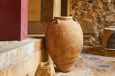 Single pithoi, clay vessel, red rectangular column, stone wall, stone ashlar, Palace of Knossos, Heraklion, Central Crete, Island of Crete, Greece, Europe