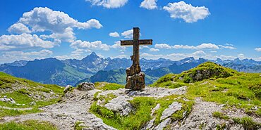 Mountain cross, Koblat at Laufbichelsee, behind the Hochvogel, 2592m, Allgaeu Alps, Allgaeu, Bavaria, Germany, Europe