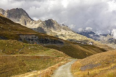 Incoming bad weather, clouds and fog, Furkahorn on the left, Winterstock behind, Furkapass, Valais, Uri, Switzerland, Europe