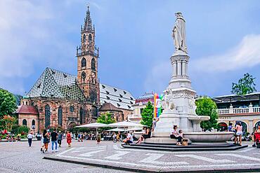 Monument to Walther von der Vogelweide on Walther Square with Cathedral, Bolzano, Province of Bolzano, South Tyrol, Trentino-Alto Adige, Northern Italy, Italy, Europe