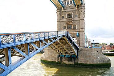 Closing Tower Bridge, Thames, London, England, United Kingdom, Europe