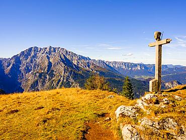 Summit cross of the Rotspielscheibe, in the back Watzmann with east face, Berchtesgaden Alps, Berchtesgaden National Park, Schoenau am Koenigssee, Berchtesgadener Land, Upper Bavaria, Bavaria, Germany, Europe