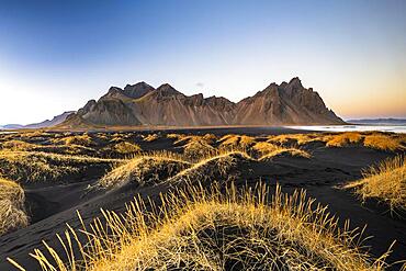 Dune landscape in front of mountain range, Klifatindur with Vestrahorn, Stokksnes, Hoefn, Austurland, Iceland, Europe