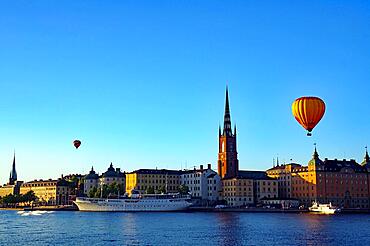 Balloon over Gamla Stan, passenger ship, dusk, Gamla Stan, Stockholm, Sweden, Europe