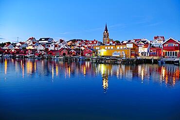 Small fishing village in the evening light, red houses, autumn, Camilla Laecksberg, Fjaellbacka, Vaestra Goetalands laen, Sweden, Europe