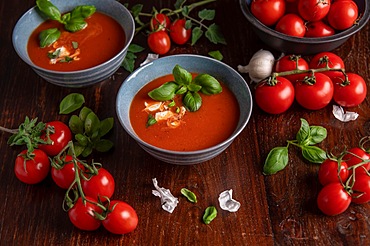 Red tomatoes in bowl on wooden table, fitness, cooking, vegetarian, vegan, vitamins, cultivation, healthy, close up, several, kitchen towel, Bailikum, Italian cuisine, tomato soup, garlic