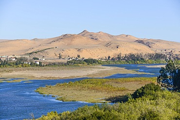 Orange River, also known as the Orange River, on the border between Namibia and South Africa, sand dunes behind, Oranjemund, Sperrgebiet National Park, also known as Tsau ǁKhaeb National Park, Namibia, Africa