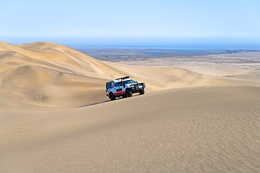 Off-road vehicle in sand dunes above the Orange River, also Oranjemund, Sperrgebiet National Park, also Tsau ǁKhaeb National Park, Namibia, Africa