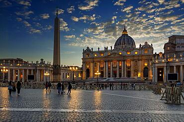 People in front of St. Peter's Basilica in the evening light, Rome, Lazio, Italy, Europe