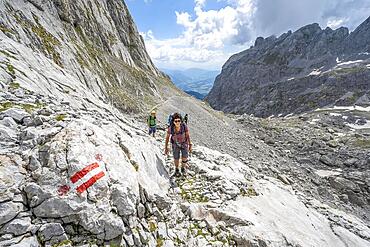 Mountaineers climbing the Hochkoenig, Rocky mountain landscape, Berchtesgaden Alps, Salzburger Land, Austria, Europe