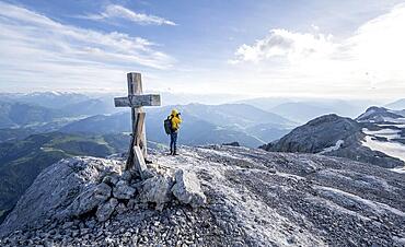 Mountaineer at a secondary peak of the Hochkoenig with summit cross, photographed, view of mountain panorama, Berchtesgaden Alps, Salzburger Land, Austria, Europe