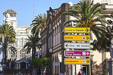 Historical buildings, Palm trees, Several street signs on top of each other, Cloudless blue sky, Old town, Vegueta, Las Palmas, Capital, Gran Canaria, Canary Islands, Spain, Europe