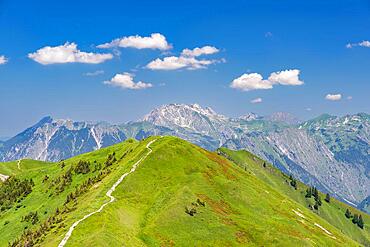 Panoramic hiking trail from Fellhorn, 2038m, to Soellereck, 1706m, behind it Nebelhorn, 2224m, Allgaeu Alps, Bavaria, Germany, Europe