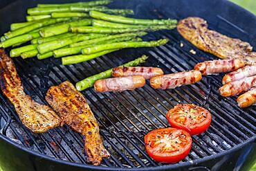 Barbecue, kettle grill in the garden with steaks and vegetables, vegetarian, Muensingen, Baden-Wuerttemberg, Germany, Europe