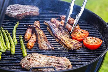 Barbecue, kettle grill in the garden with steaks and vegetables, vegetarian, Muensingen, Baden-Wuerttemberg, Germany, Europe