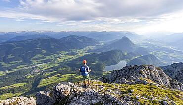 Mountaineers at the summit of the Scheffauer, view of Hintersteiner See and Inntal, Kaisergebirge, Wilder Kaiser, Kitzbuehler Alpen, Tyrol, Austria, Europe