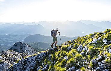 Mountaineers at the summit of the Scheffauer in the atmospheric evening light, view of Hintersteiner See and Inntal, Kaisergebirge, Wilder Kaiser, Kitzbuehler Alpen, Tyrol, Austria, Europe