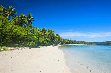 Long sandy beach, blue lagoon, Yasawas, Fiji, South Pacific, Oceania