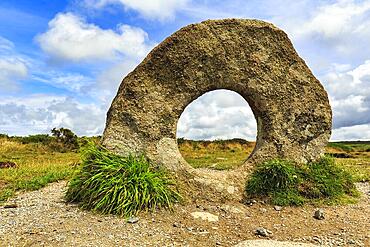 Men-an-Tol, Men an Tol, view through perforated stone in a field, Bronze Age megalith, Penzance, Cornwall, England, Great Britain