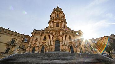 Super wide angle, backlight, sun as star, sun behind cathedral, Duomo di San Giorgio, church San Georgio, old town, Modica, baroque town, baroque angle, southeast, Sicily, Italy, Europe