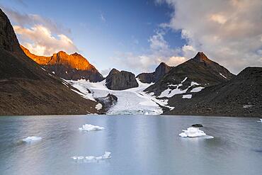 Kaskapakte Glacier, glacial lake with ice floes, Kaskasatjakka Mountain and Kuopertjakka, Kaskasavagge Valley, Kebnekaise Massif, Lapland, Sweden, Europe