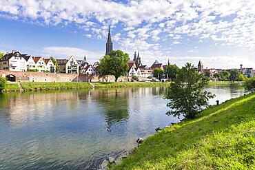 City view, Danube bank with historic old town, fishermens quarter, Metzgerturm and cathedral, Ulm, Baden-Wuerttemberg, Germany, Europe