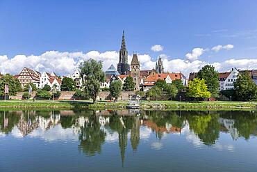 City view, Danube bank with historic old town, fishermens quarter, Metzgerturm and cathedral, Ulm, Baden-Wuerttemberg, Germany, Europe