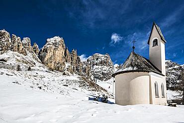 Snow-covered mountains and chapel, winter, Gardena Pass, Val Gardena, Dolomites, South Tyrol, Italy, Europe