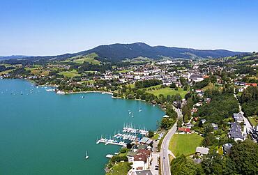 Drone shot, panoramic view over the Mondsee with lakeside promenade, Mondsee, Salzkammergut, Upper Austria, Austria, Europe