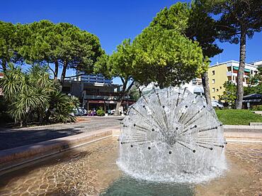 Pedestrian zone, fountain in the Marchesan park, Grado, Friuli Venezia Giulia, Italy, Europe