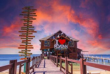 Roatan, Honduras », January 2020: a wooden bar over the sea at West End Beach on the island of Roatan at sunset