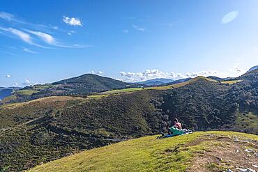 Deba, Gipuzkoa Spain », January 26, 2020: A family eating peacefully on the beautiful coast from Deba to Zumaia